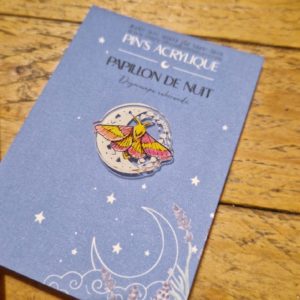 papillon de nuit en pin's acrylique illustré