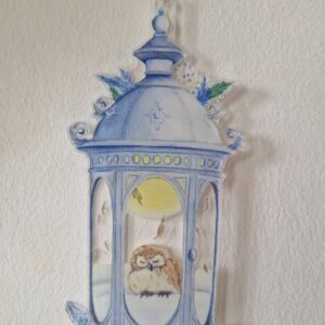 lanterne bleu clair avec chouette et neige