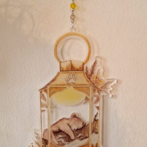 suspension lanterne ours illustrée à l'aquarelle dans les tons jaune et marron
