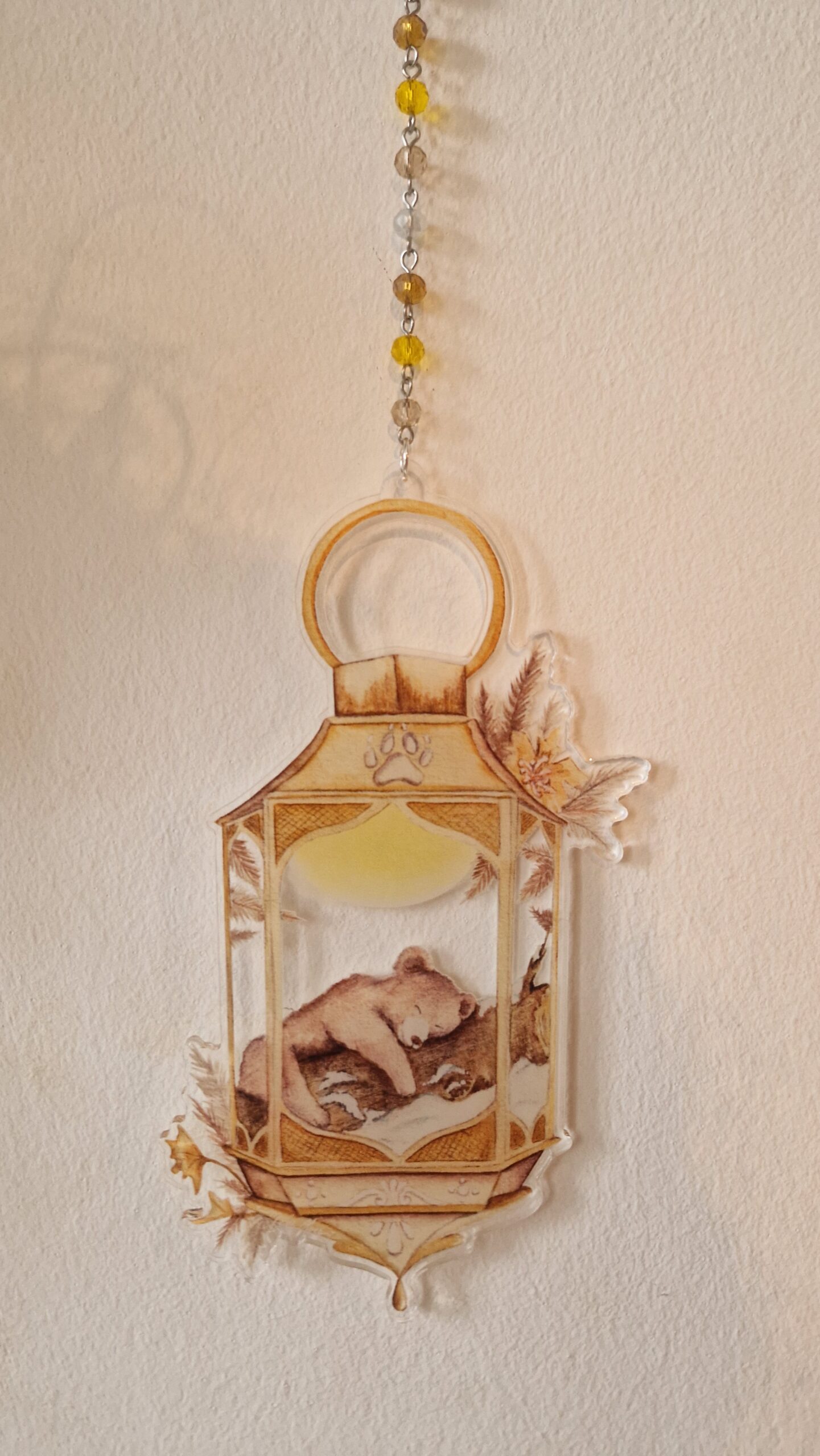 suspension lanterne ours illustrée à l'aquarelle dans les tons jaune et marron