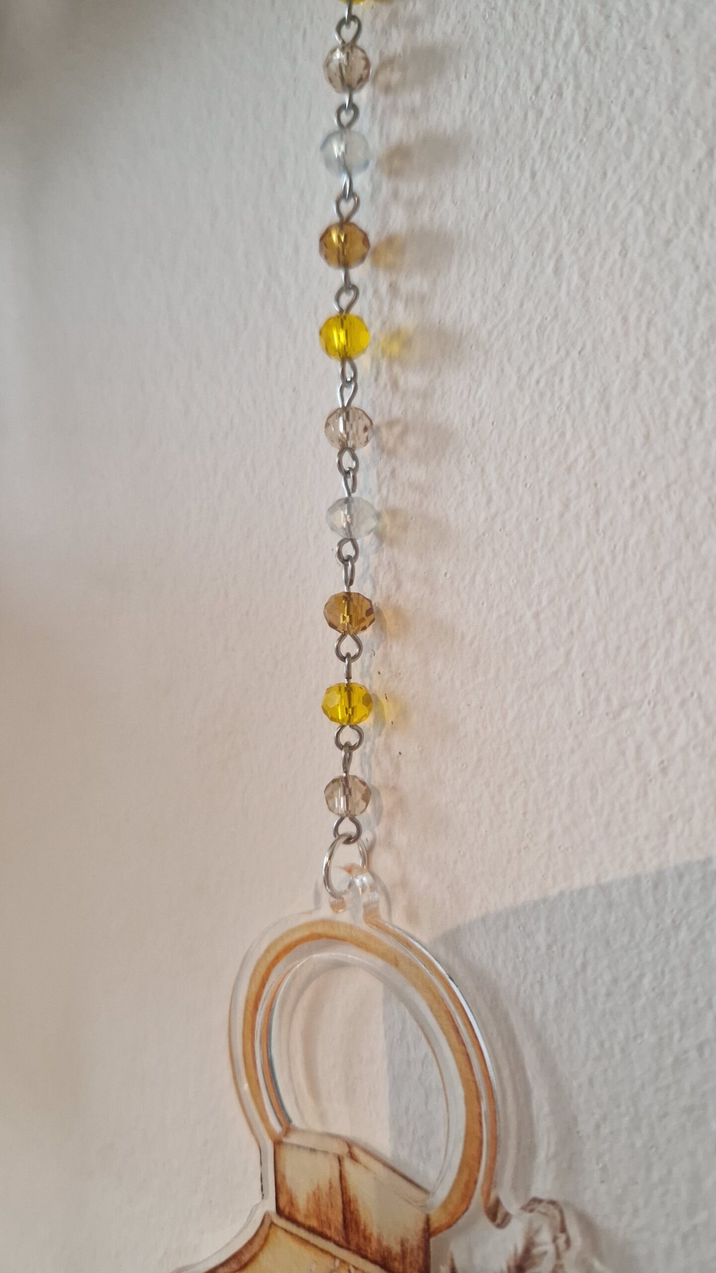 suspension lanterne ours illustrée à l'aquarelle dans les tons jaune et marron