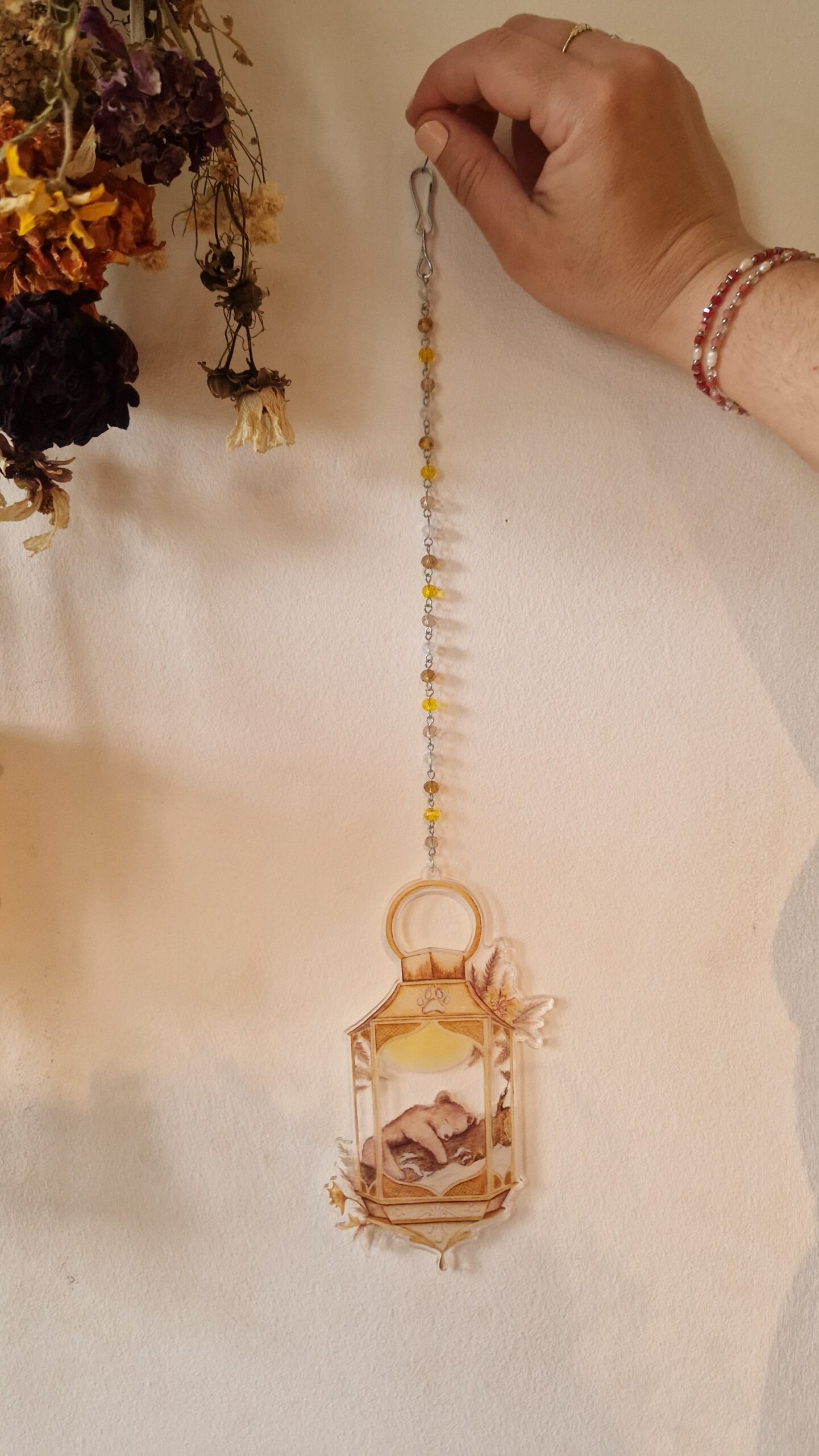 suspension lanterne ours illustrée à l'aquarelle dans les tons jaune et marron